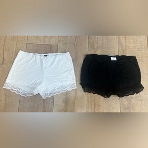 🌟3/$22🌟 SHEIN White & Black Lace Trim Shorts. Women’s size small. Bundle of 2.